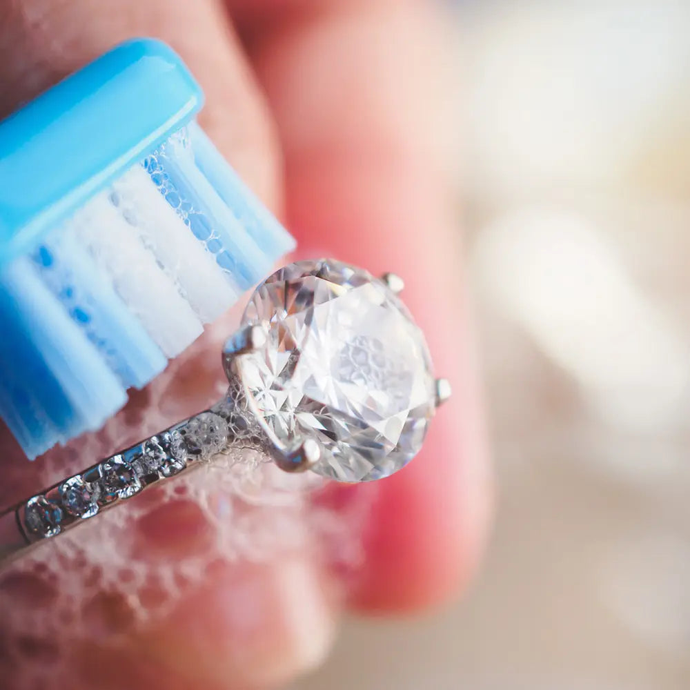 Nettoyage de bijoux avec une brosse à dents et du savon doux