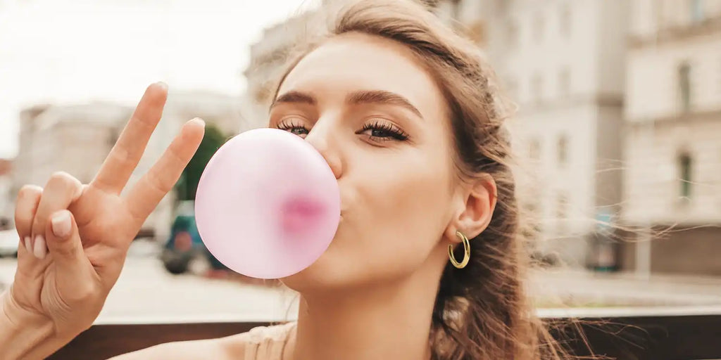 Femme portant des boucles d'oreilles en acier inoxydable - La Désinvolte